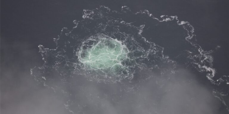 Das Bild zeigt ein kleines Gasleck bei Nord Stream 2 in der Ostsee, fotografiert aus einem Flugzeug der schwedischen Küstenwache.
