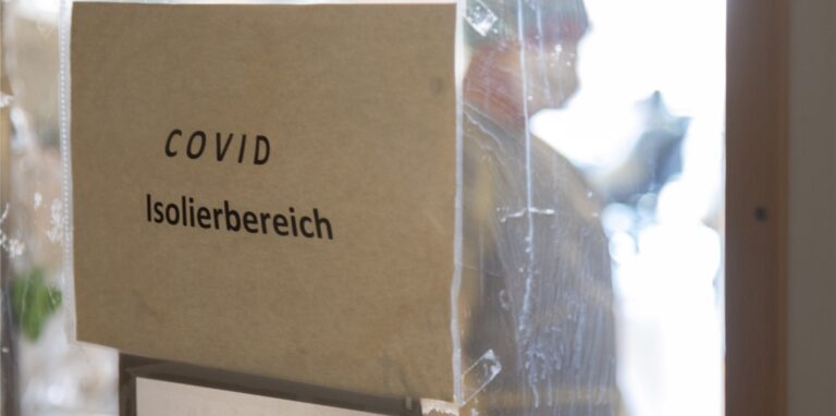 Ein Krankenpfleger steht im Covid-Isolierbereich einer Intensivstation von einem Krankenhaus.
