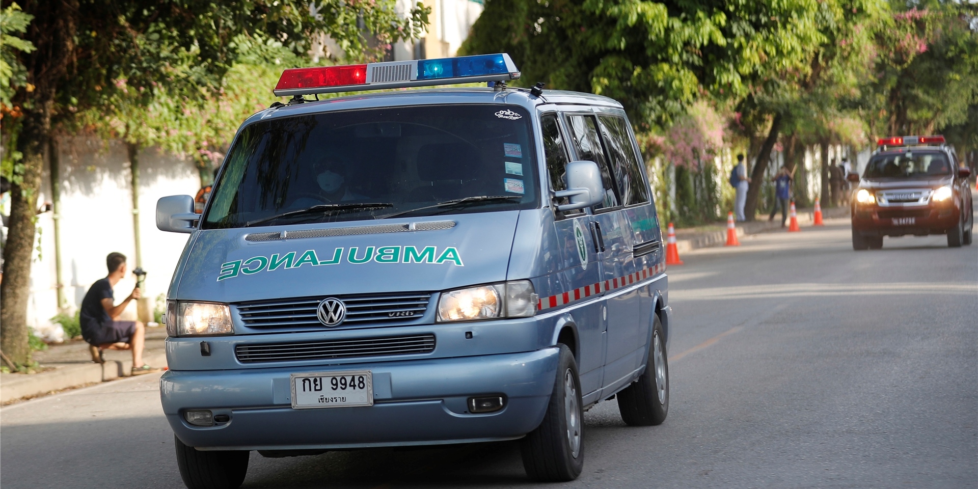 Ein Krankenwagen fährt in Thailand.