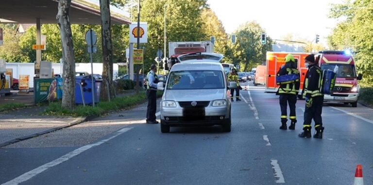 Vier Verletzte forderte am Mittwoch ein Unfall mit drei Autos auf der B235 auf Höhe der Shell-Tankstelle Henrichenburg.