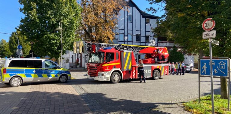 In der Provinzialstraße/Ecke Am Hebewerk in Waltrop stehen ein Polizei- und ein Feuerwehrfahrzeug sowie diverse Einsatzkräfte.