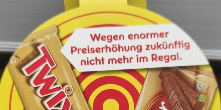 Hinweisschild: Wegen enormer Preiserhöhung nicht mehr im Regal.
