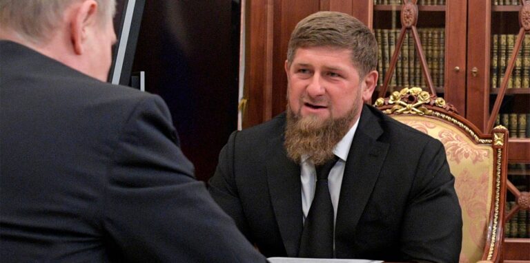 Der russische Präsident Wladimir Putin (l) trifft Ramsan Kadyrow, den Präsidenten der russischen Teilrepublik Tschetschenien, am 19.04.2017 in Moskau.