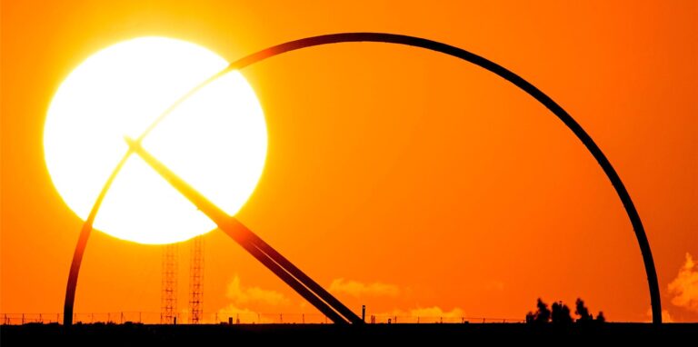 Die Sonne geht hinter dem Horizont-Observatorium auf der Halde Hoheward unter. Der Landschaftspark Halde Hoheward ist immer einen Besuch wert.