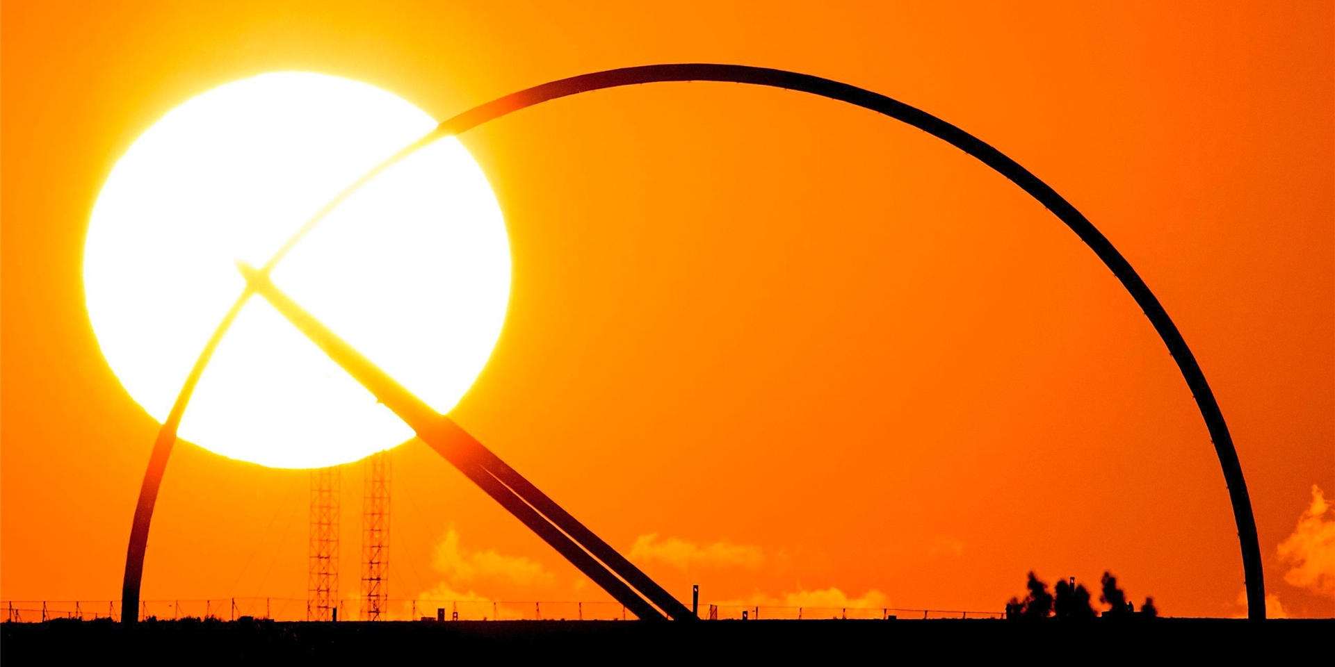 Die Sonne geht hinter dem Horizont-Observatorium auf der Halde Hoheward unter. Der Landschaftspark Halde Hoheward ist immer einen Besuch wert.