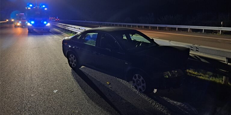 Dieser Audi krachte auf der A 52 in die Leitplanke. Vom Fahrer fehlt jede Spur.