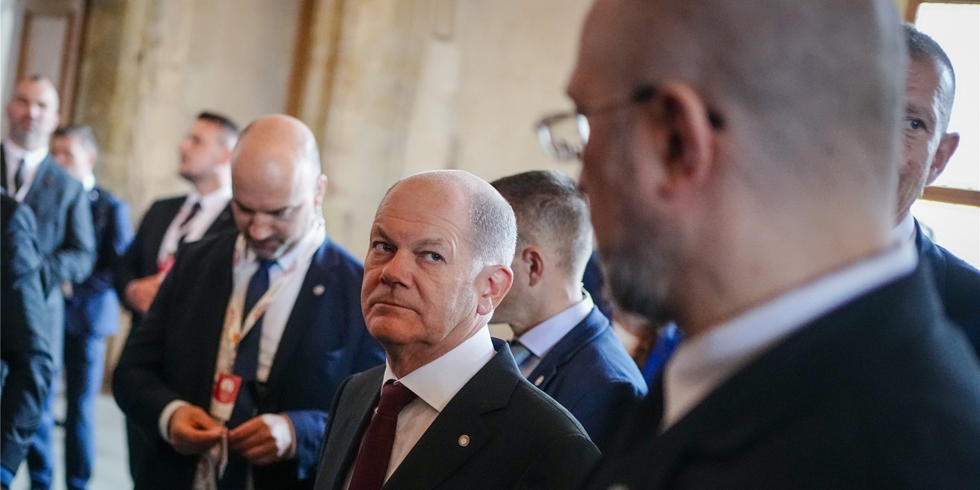 Bundeskanzler Olaf Scholz (SPD, M) trifft sich beim ersten Treffen der neuen europäischen politischen Gemeinschaft mit Staats- und Regierungschefs aus 44 Staaten mit Denys Schmyhal (r), Premierminister der Ukraine.