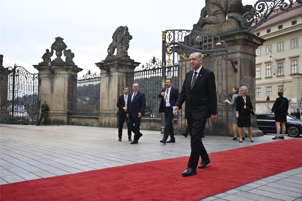 Tayyip Erdogan, Präsident der Türkei, kommt zu einem Treffen der Europäischen Politischen Gemeinschaft auf der Prager Burg. Tayyip Erdogan, Präsident der Türkei, kommt zu einem Treffen der Europäischen Politischen Gemeinschaft auf der Prager Burg.