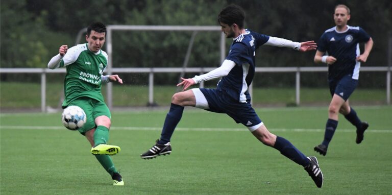 Dennis Adamczok (l.), Offensivkraft des SC Herten, markierte das 1:0 im Derby beim SV Westerholt vergangene Saison.
