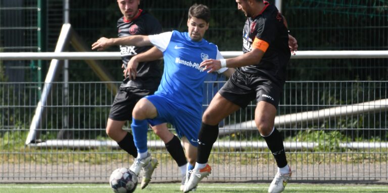 Die Bezirksliga-Fußballer des SC Weitmar 45 (schwarze Trikots), hier im Spiel beim FC Frohlinde, müssen gegen die Spvg Schwerin ohne ihren Coach auskommen.