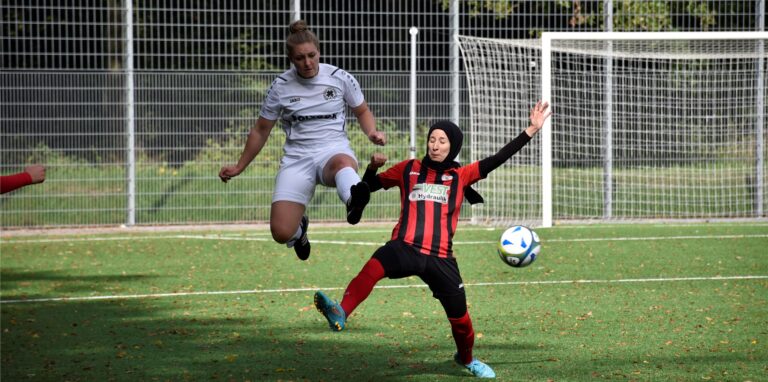 Offensivakteurin Emine Citir (r.) und ihre Mitspielerinnen der Spvgg. Herten haben derzeit keinen leichten in der Landesliga.