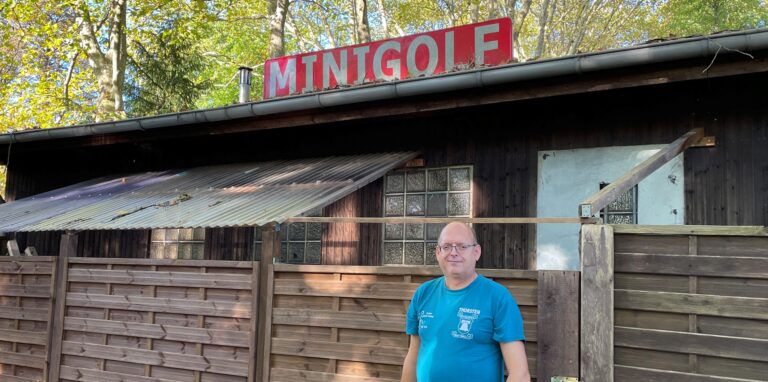 Thorsten Semrau steht vor Gebäude der Minigolf-Anlage in Catsrop-Rauxel