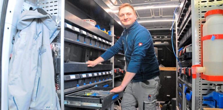 Elektrotechnikermeister Nils Kusserow aus Waltrop in seinem Wagen voller Werkzeug und Geräte.