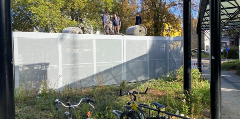 Dach vom Fahrradparkhaus wird von Bauarbeitern fertiggestellt