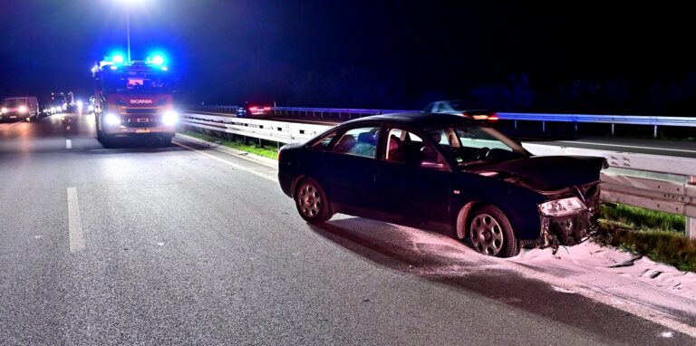 Mit hohem Tempo krachte dieser Audi in die Mittelleitplanke der A 52. Das Vorderrad wurde darunter eingeklemmt.