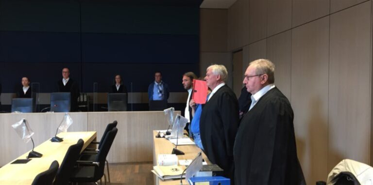 Das Foto zeigt den Angeklagten im Fall Marvin an der Seite seiner Verteidiger beim Prozessauftakt im Juni 2020.