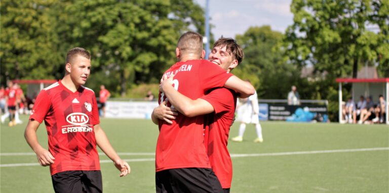 So hat es der Bezirksligist am liebsten: Disteln-Spieler Philipp Müller (l.) eilt seinen Teamkollegen Justin Gruber und Yannick Goecke zum Jubeln herbei.