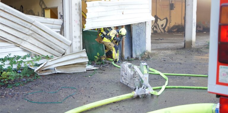 Bei einem Brand in einer der leeren Garagen des ehemaligen städtischen Fuhrparks musste die Feuerwehr eingreifen.