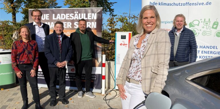 Vier neue Ladesäulen sind am Marler Stern in Betrieb. Präsentiert wurden sie von (v. l.) Jelena Nikolic (Projektleiterin Klimaschutzoffensive des Handels), Henning Wieschemeyer (E.ON), Bürgermeister Werner Arndt, Kevin Bär (E.ON), Dr. Kirsten Schulte-Kemper (Fakt AG) und Center-Manager Olaf Magnusson.