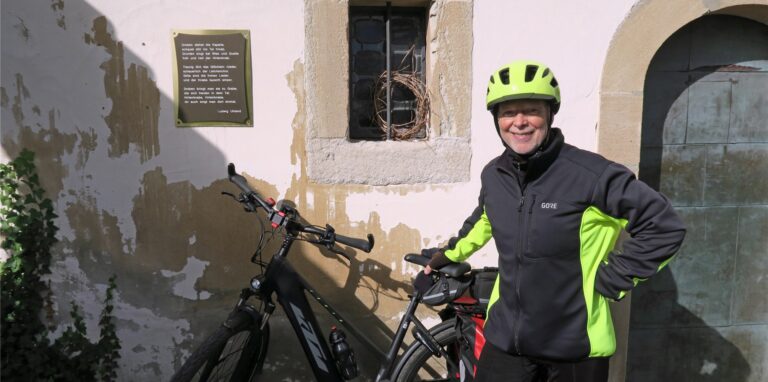 Der Castrop-Rauxeler Norbert Keymer steht mit seinem E-Bike vor der Wurmlinger Kapelle.