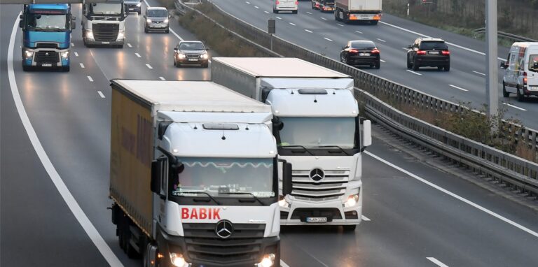 Autos und LKWs fahren auf der A2.