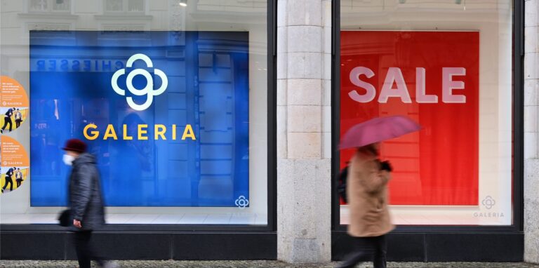 Passanten gehen an der Filiale von Galeria Karstadt im Stadtpalais in der Brandenburger Straße vorbei.