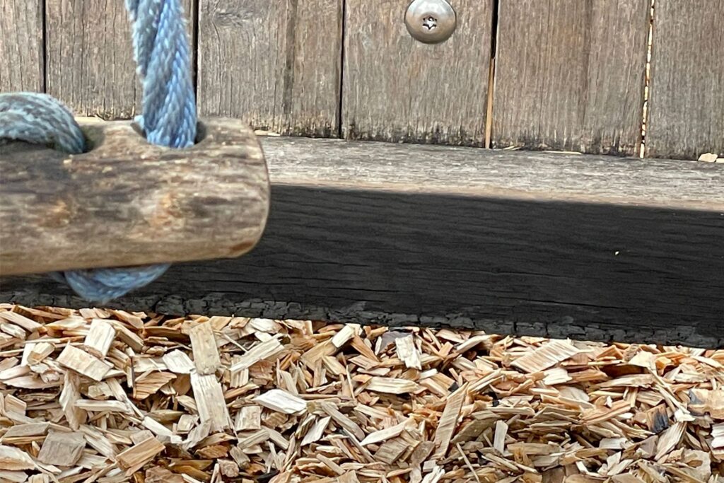An dem Holzbalken eines Spielgerätes sind Brandschäden erkennbar. An dem Holzbalken eines Spielgerätes sind Brandschäden erkennbar.