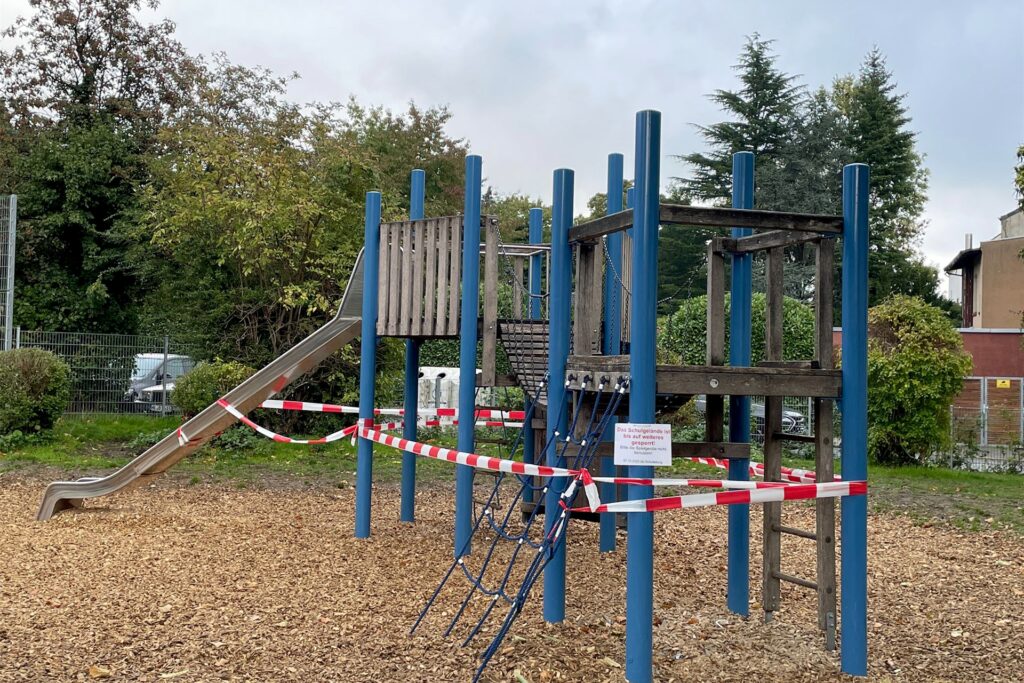 Rot-weißes Flatterband wurde um das betroffene Spielgerät gespannt. Rot-weißes Flatterband wurde um das betroffene Spielgerät gespannt.
