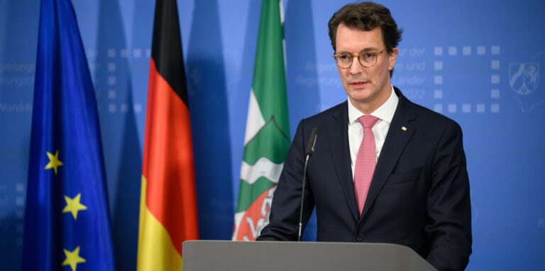 Hendrik Wüst (CDU), Ministerpräsident von Nordrhein-Westfalen, äußert sich bei einer Pressekonferenz nach der Ministerpräsidentenkonferenz (MPK) in der NRW-Landesvertretung.
