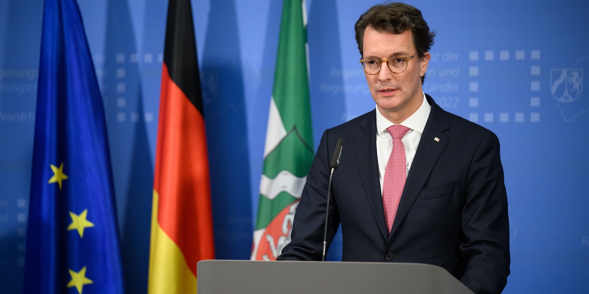 Hendrik Wüst (CDU), Ministerpräsident von Nordrhein-Westfalen, äußert sich bei einer Pressekonferenz nach der Ministerpräsidentenkonferenz (MPK) in der NRW-Landesvertretung.