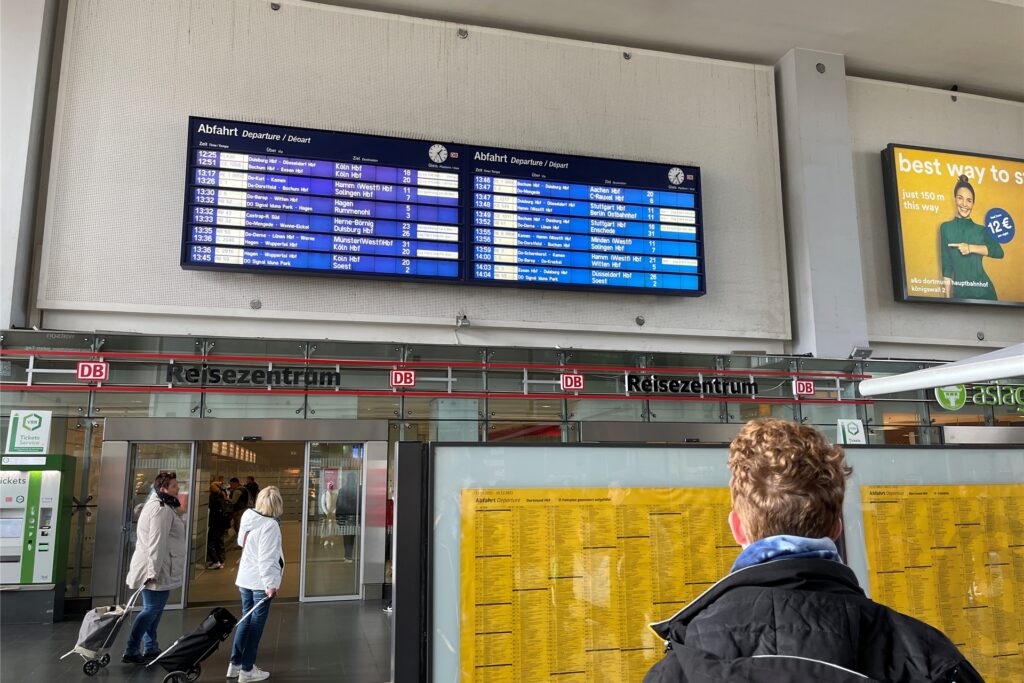 Am Nachmittag (gegen 13.30 Uhr) werden weiterhin Verspätungen und Ausfälle auf der Anzeigetafel angezeigt. Am Nachmittag (gegen 13.30 Uhr) werden weiterhin Verspätungen und Ausfälle auf der Anzeigetafel angezeigt.