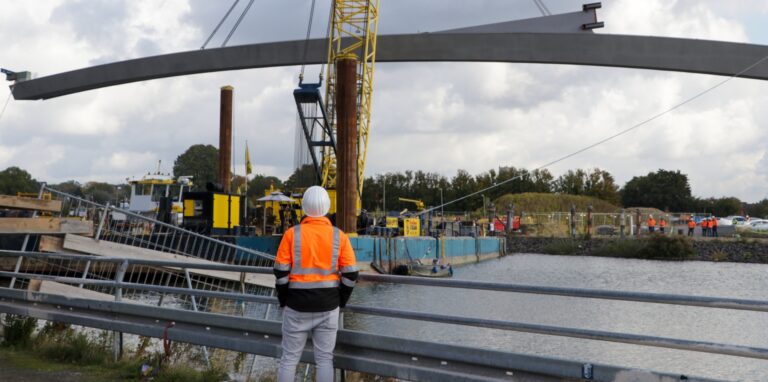 Schwimmkran platziert Brückentrasse für Rad-/Fußweg über den Rhein-Herne-Kanal.