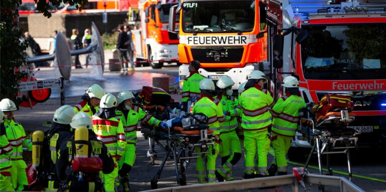Rettungskräfte stehen während Löscharbeiten am U-Bahnhof Ebertplatz.