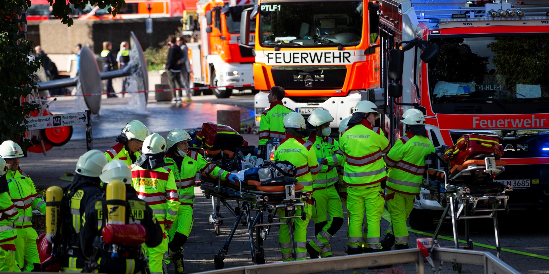 Rettungskräfte stehen während Löscharbeiten am U-Bahnhof Ebertplatz.