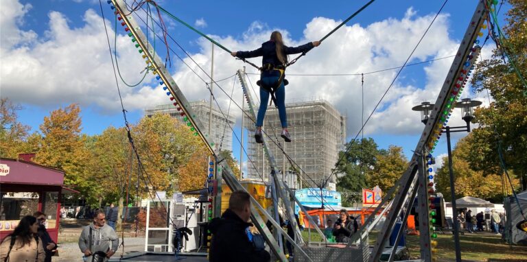 Hoch hinaus geht es auf dem Marler Seefest für Kinder mit dem Bungee-Seil.