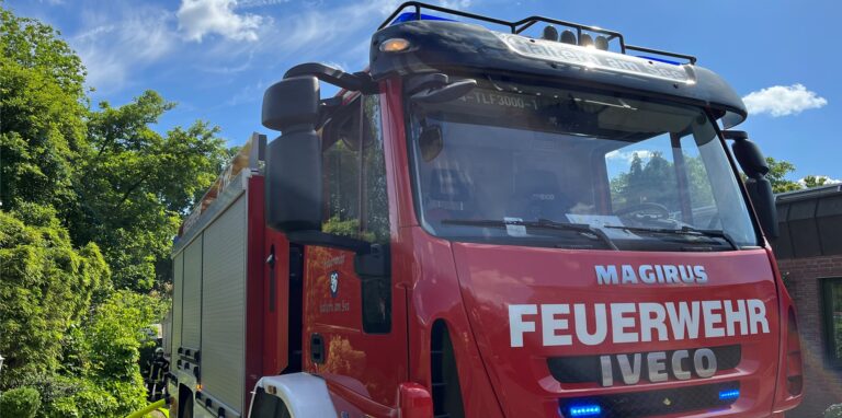 Die Feuerwehr wurde mit dem Stichwort Wohnungsbrand alarmiert. (Archivfoto)