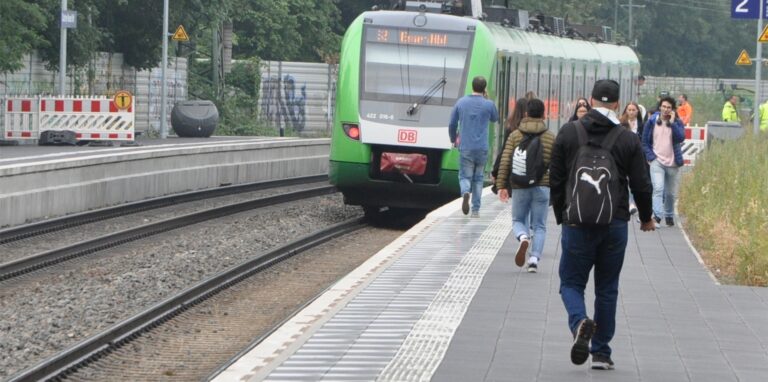 S-Bahn und Reisende am Bahnsteig des Hauptbahnhofs Castrop-Rauxel.