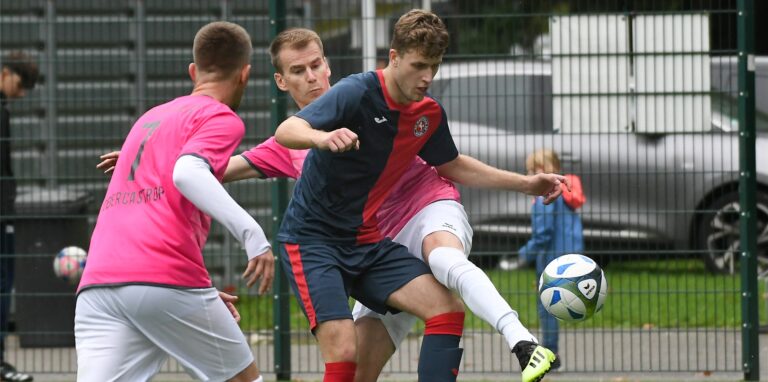 Kapitän Moritz Budde (verdeckt) und sein SV Wacker Obercastrop II, hier im Spiel gegen Westfalia Herne II, liegen derzeit gut im Aufstiegsrennen zur Kreisliga A.