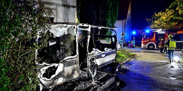 Ein Wohnwagen, der an einem Haus in der Karl-Marx-Straße abgestellt war, ist am frühen Sonntagmorgen ausgebrannt,. Die Feuerwehr in der Bildmitte Einsatzleiter Thomas Müller konnte ein Übergreifen des Feuers auf das Wohnhaus verhindern.