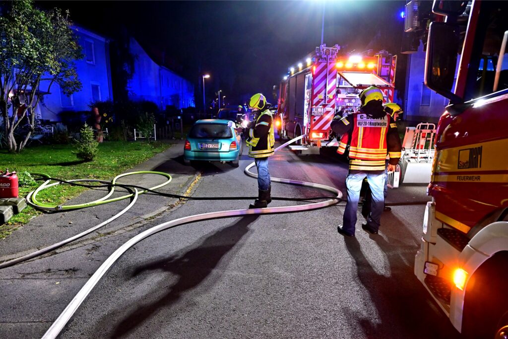 Die Feuerwehr musste die Karl-Marx-Straße während ihres Einsatzes absperren. Die Feuerwehr musste die Karl-Marx-Straße während ihres Einsatzes absperren.