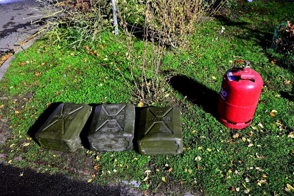 Die Feuerwehr holte ein Glasflasche und drei Kanister aus dem Wohnwagen. Die Feuerwehr holte ein Glasflasche und drei Kanister aus dem Wohnwagen.