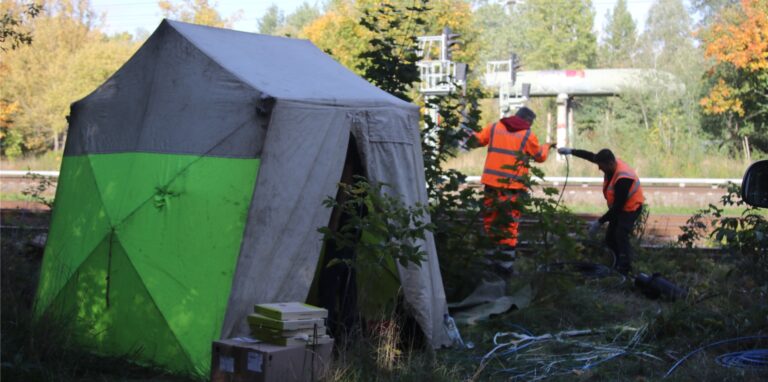 Arbeiter arbeiten an einer Schienenstrecke der Deutschen Bahn in der Nähe vom S-Bahnhof Hohenschönhausen an Kabeln.