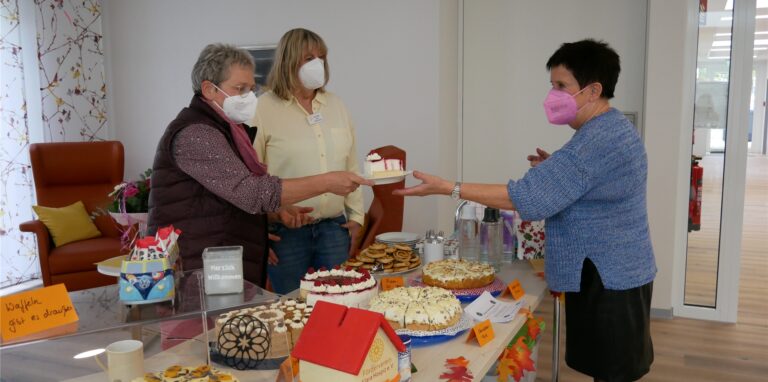 Für das Klara-Café backen die ehrenamtlichen Helfer und Mitglieder des Fördervereins Klara Hospiz verschiedene Kuchen und Torten für die Besucher aber auch die Ehrenamtlichen selbst. Petra Mrozek und Cornelia Ast-Gehrmann (v.li.) übergeben ihrer Kollegin Carmen Seibt ein Stück Kuchen.