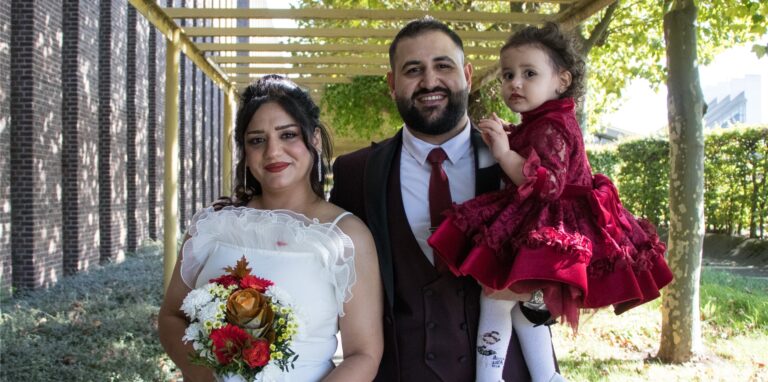 Najjawa Abdullah und Layth Jaber haben auf dem Standesamt am Europaplatz geheiratet. Töchterchen Emily begleitete das Paar.