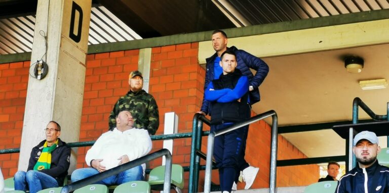 Ihr Spiel ist ausgefallen: Deshalb nutzten Marco Taschke (hinten, Mitte) und Trainerkollege Dennis Korte (davor) die Möglichkeit, sich im Recklinghäuser Hohenhorst das Spiel der Konkurrenz zwischen dem FC 96 und Teutonia SuS Waltrop anzuschauen.