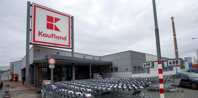 Einkaufswagen stehen vor einem geschlossenen Supermarkt der Kette Kaufland