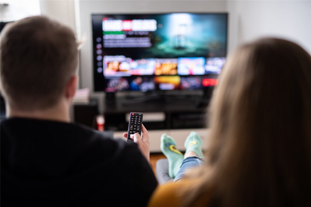 Ein Paar guckt zusammen TV