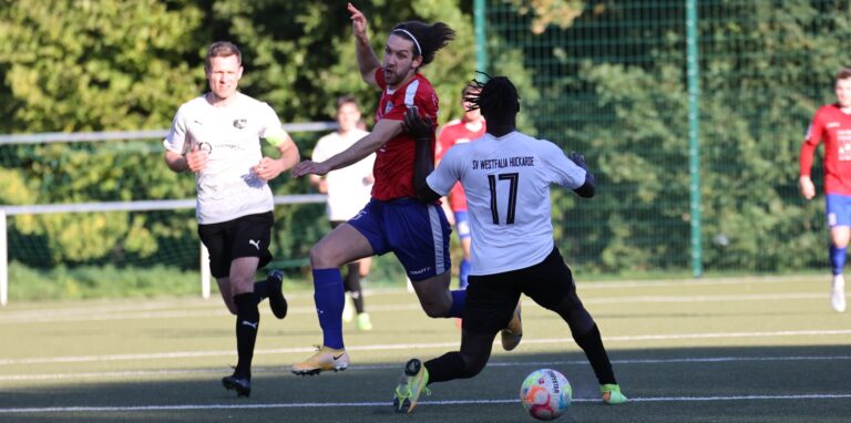 Der eingewechselte Elvedin Ceric (rotes Hemd) hatte bei einem Konter das vorentscheidende 2:0 für den FC Castriop-Rauxel beim SV Westfalia Huckarde auf dem Fuß.