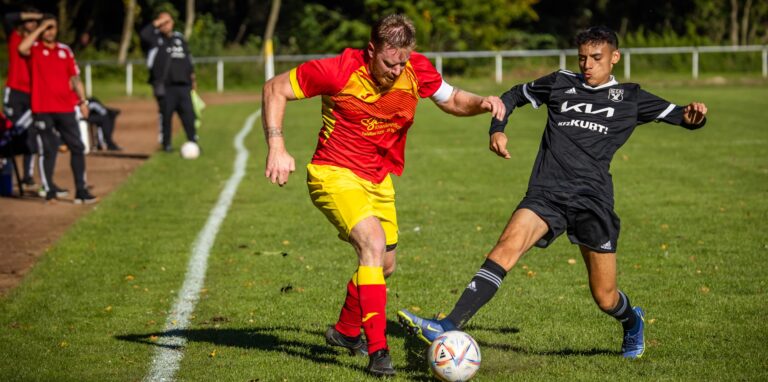 Mit 0:4 das Nachsehen in Mengede hatten Yassine Bouchantiya (r) und die SG Castrop.