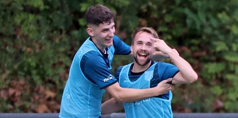 Wie beim 2:0 gegen FC Iserlohn war Obercastrops Goalgetter Kevin Holz (r) in Neheim per Kopfball erfolgreich.